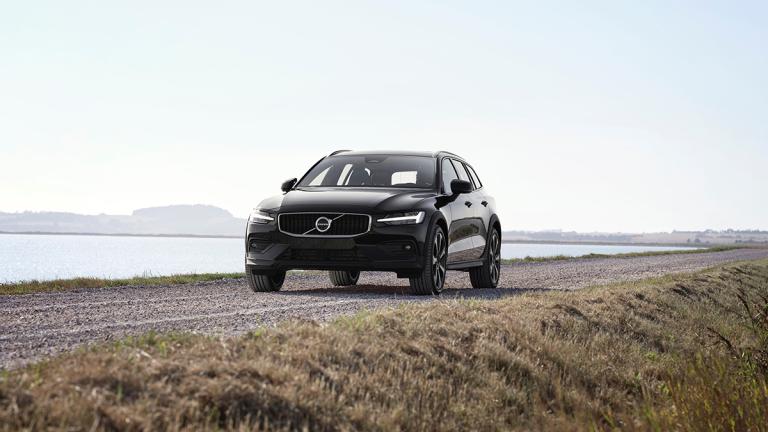 2023 Volvo V60 Cross Country Front Left in Black